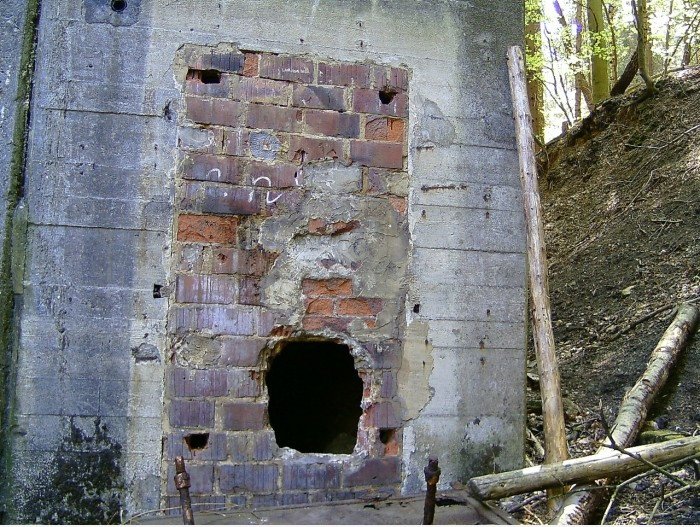 Old WW2 Munition Fabrik in den Wald (Eingang)