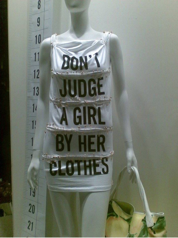 Richtet nicht ein Mädchen durch ihre Kleidung!