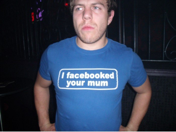 Ich facebooked deine Mutter.