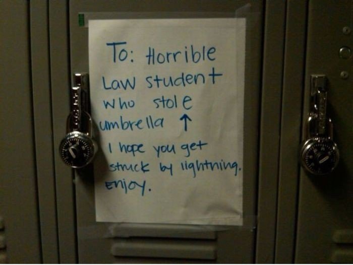 To: Horrible Law Student, Sonnenschirm gestohlen