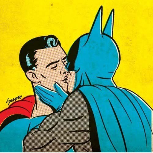 Batman und Superman küssen