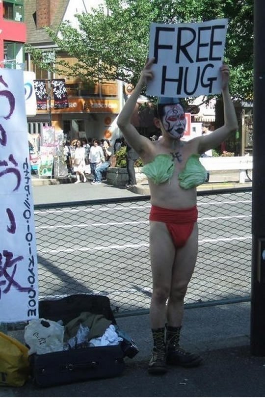 Inzwischen in Japan ... Free Hugs!