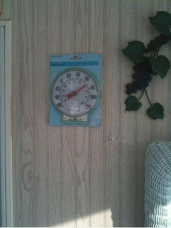 Oma war so stolz auf Montage des Thermometers auf der Veranda ganz allein.