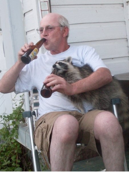 Mein Onkel ist ein Bier trinken mit seinem Haustier Waschbär namens Herr T.