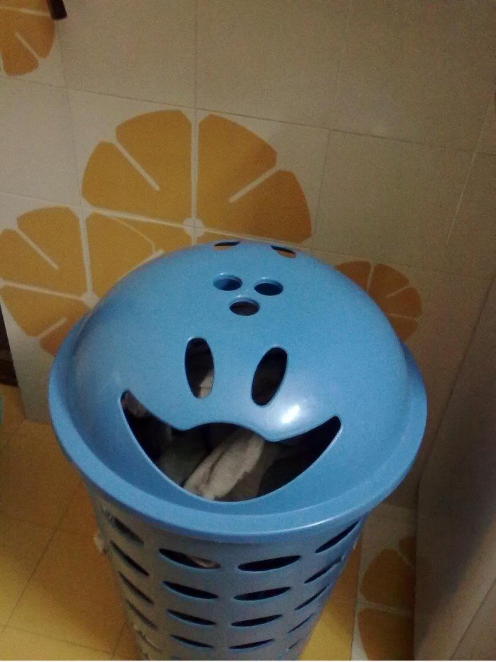 Glückliche Wäschekorb ist glücklich