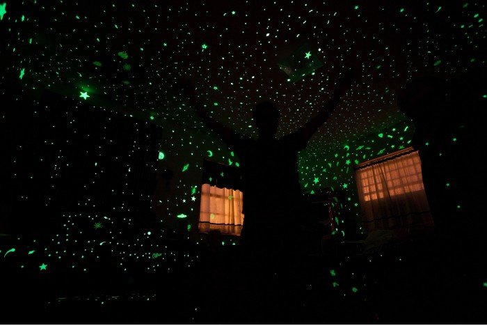 Ich in meinem Zimmer mit meinem glow in the dark stars