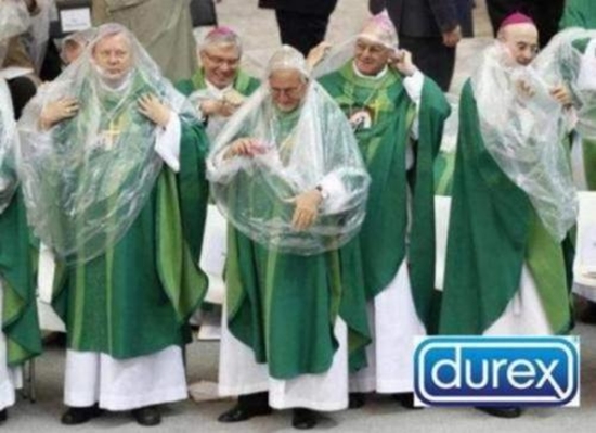 Bischöfe und der Regenschutz - Win Bild