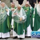 Bischöfe und der Regenschutz - Win Bild
