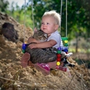 Katze und Kind auf der Schaukel - Cuteness Overload Bild